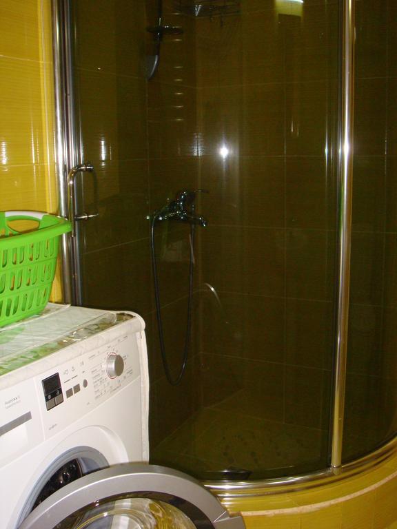 Nino Apartment On Pirosmani Batumi Room photo