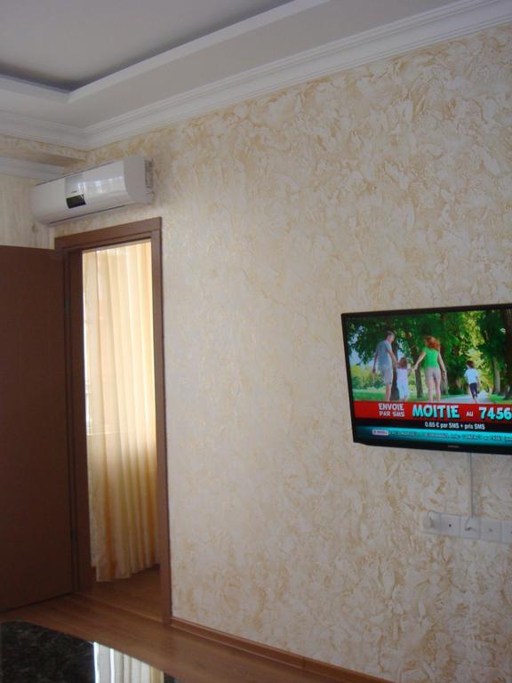 Nino Apartment On Pirosmani Batumi Room photo